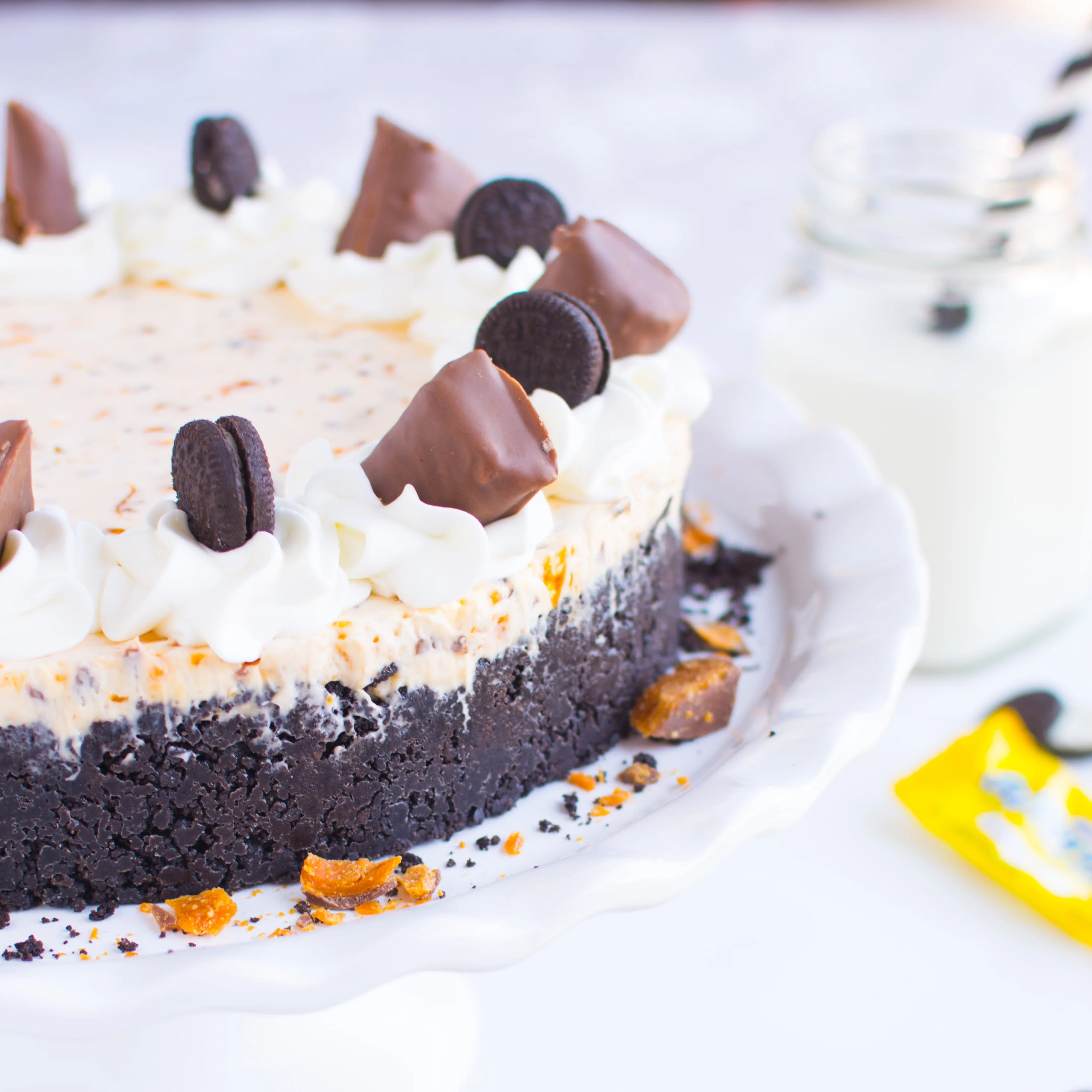 Layers of light and creamy Oreo cheesecake and Butterfinger cheesecake nestled in a sweet and dark chocolatey cookie crust!